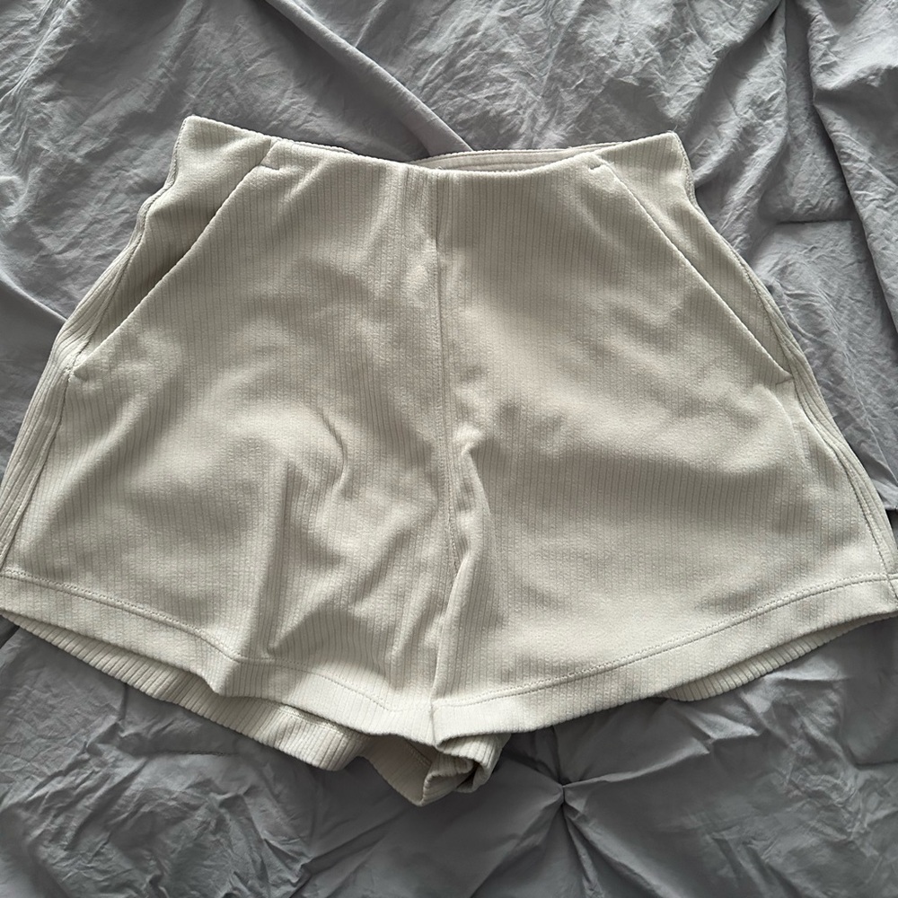 Lululemon softstream shorts in bone